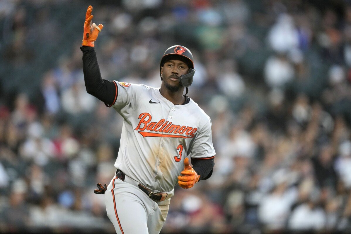 Orioles sống sót sau khi ChiSox tấn công mạnh, thắng 8-6 trong một trò chơi kết thúc với quyết định về bóng bay trong nội miền và cuộc gọi can thiệp